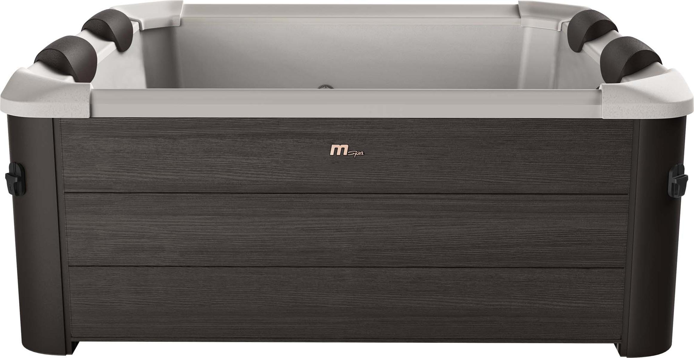 Ein Whirlpool mit dunklen Holzpaneelen, hellgrauem Innenraum und schwarzen Kopfstützen.