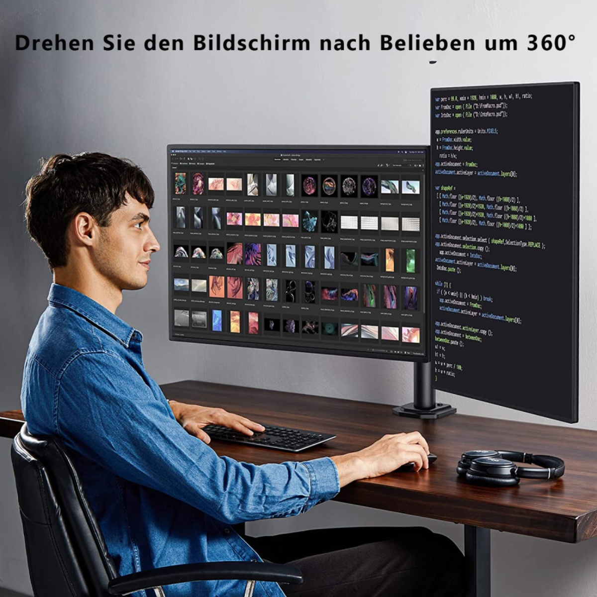 Ein Mann sitzt an einem Schreibtisch und benutzt einen Computer mit einem großen vertikalen Monitor, der Code zeigt.