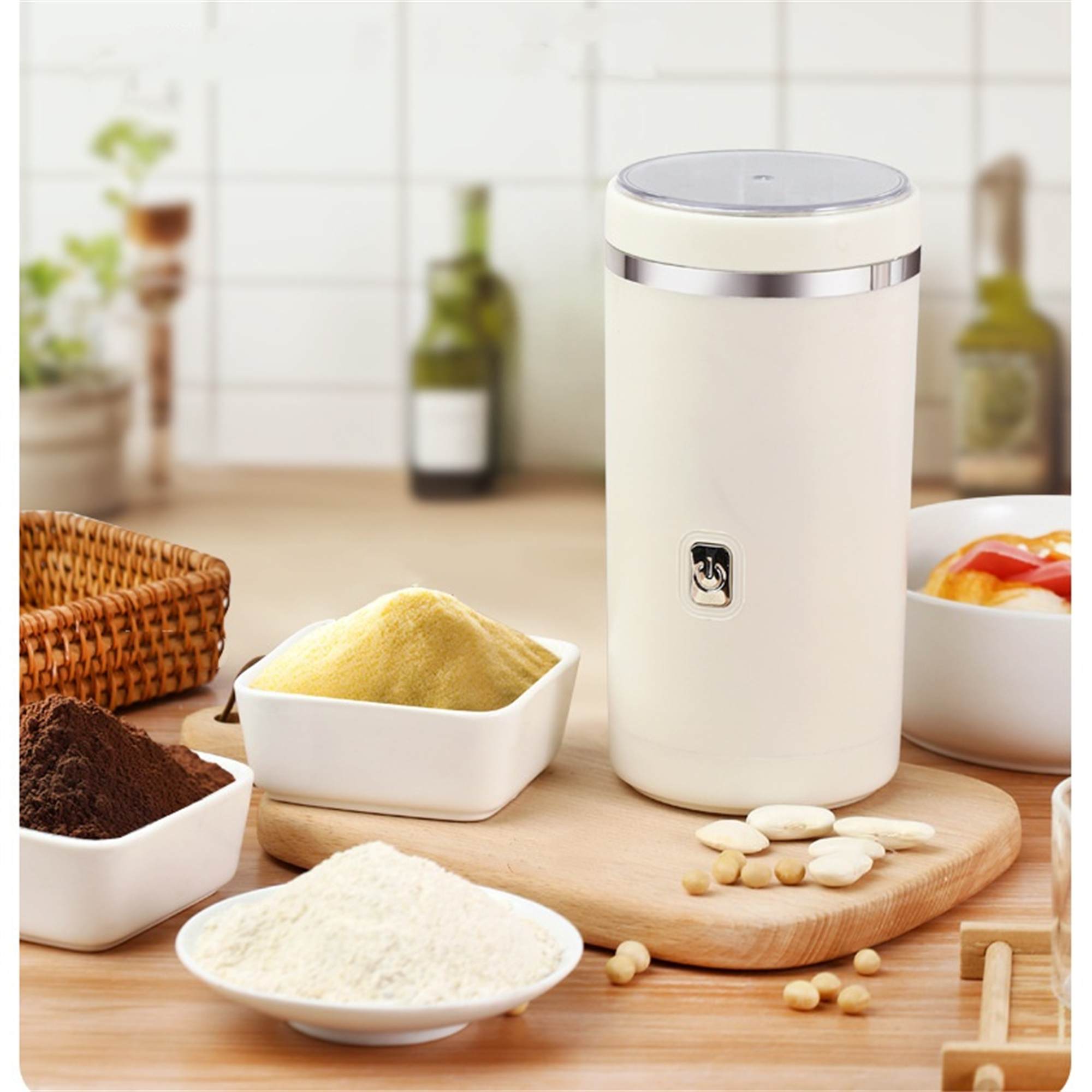 Weißer Mixer mit Zutaten. Verschiedene Zutaten, Holzbrett und weißer Hintergrund.