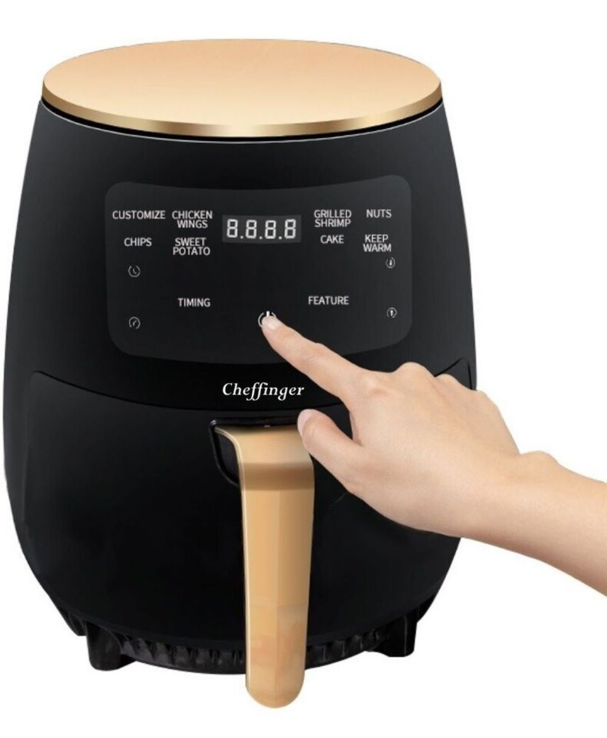 Una friggitrice ad aria con manico dorato, display digitale e una mano in procinto di premere un pulsante.