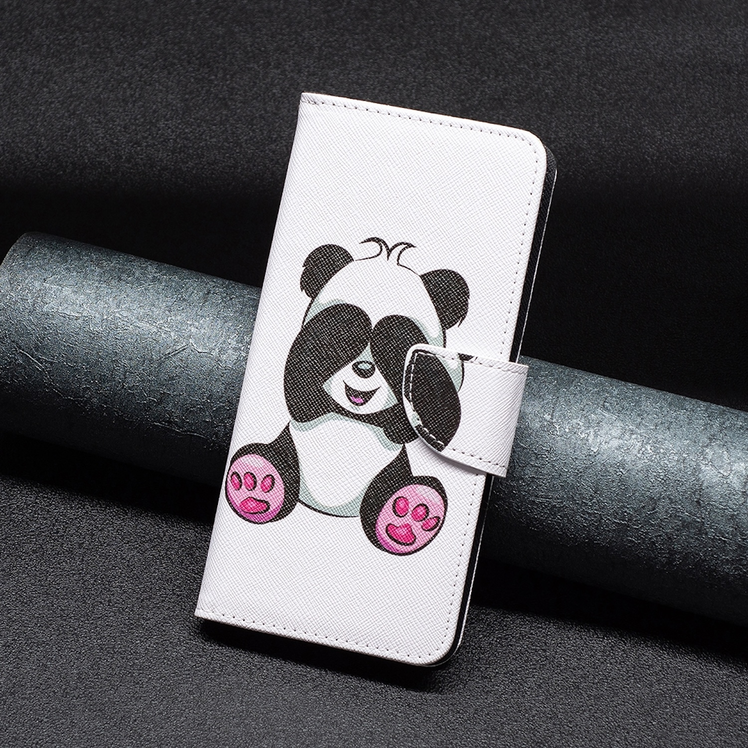 Weiße Handyhülle mit Panda-Design, verschlossen mit einem Verschluss.