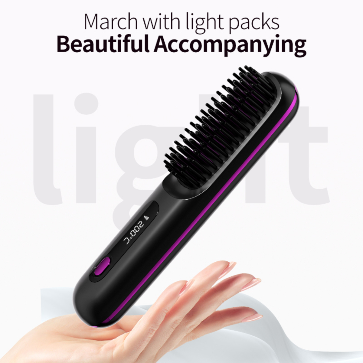 Eine schwarz-violette Haarglättungsbürste wird gehalten, mit Text, der besagt 'March with light packs'.