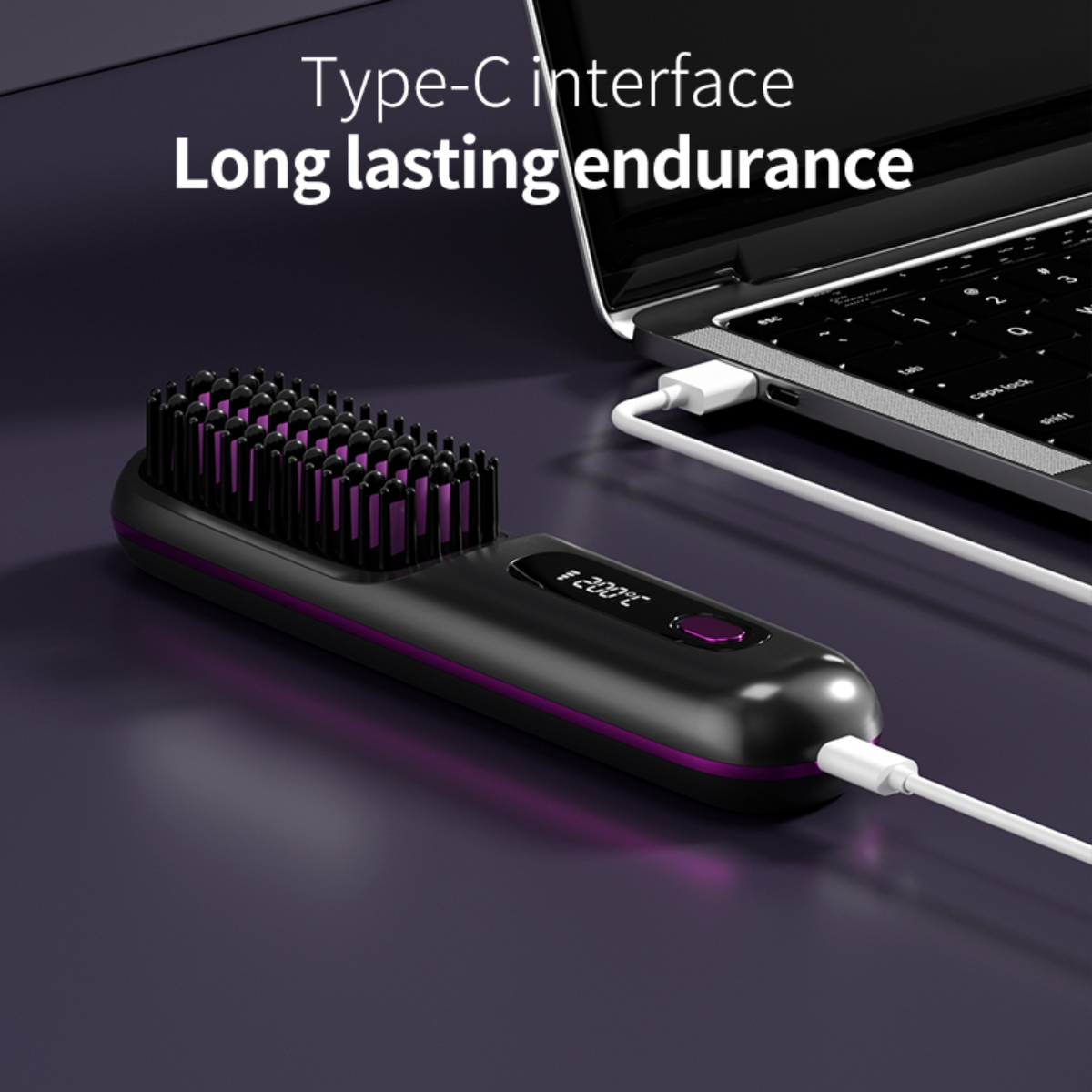 Eine schwarze Haarglättungsbürste, die über ein USB-C-Kabel zum Aufladen mit einem Laptop verbunden ist.