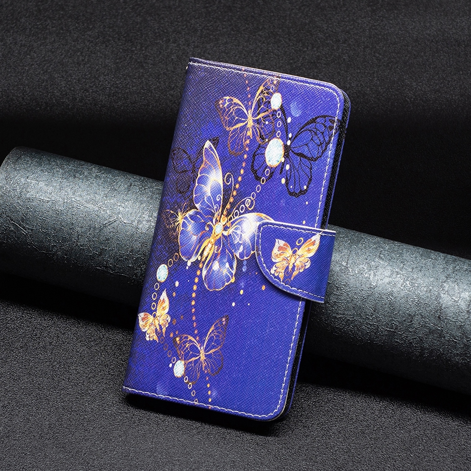 Blaue Handyhülle mit Schmetterlingsdesign und weißen Nähten.