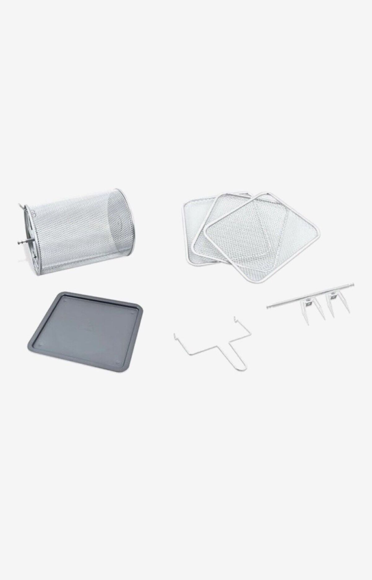 Zubehör für die Heißluftfritteuse: ein Mesh-Zylinder, drei quadratische Mesh-Schalen und ein Tablett.