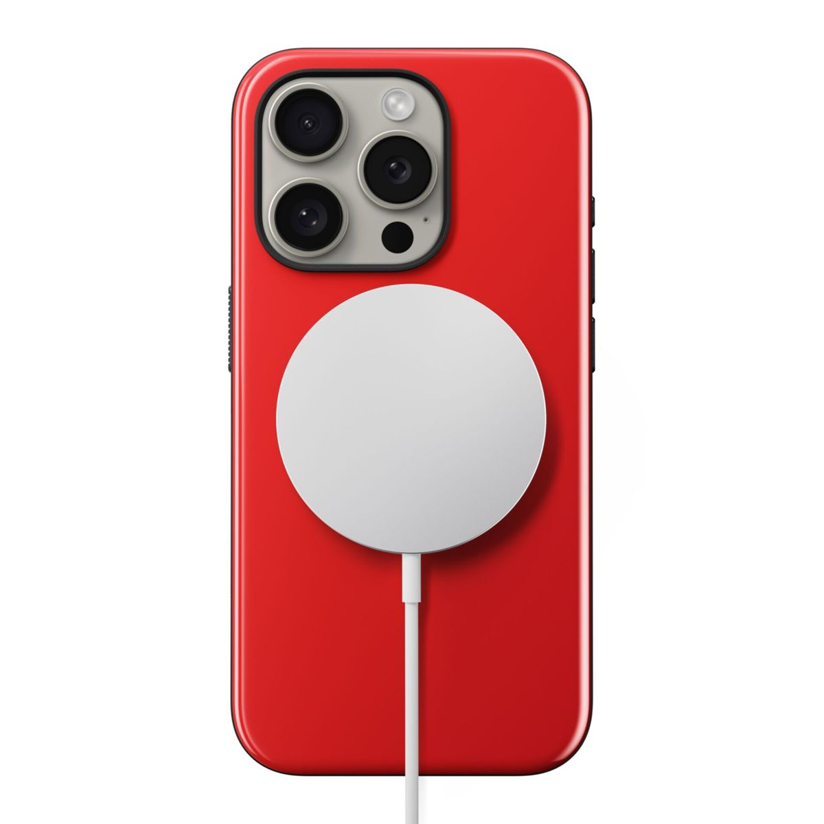 Una custodia rossa per iPhone con un caricatore MagSafe bianco attaccato, che evidenzia la fotocamera.