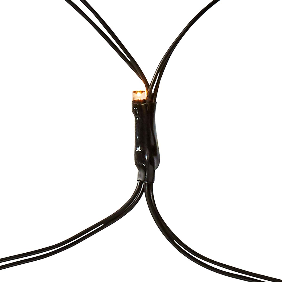 Zbliżenie pojedynczej diody LED na czarnym przewodzie.