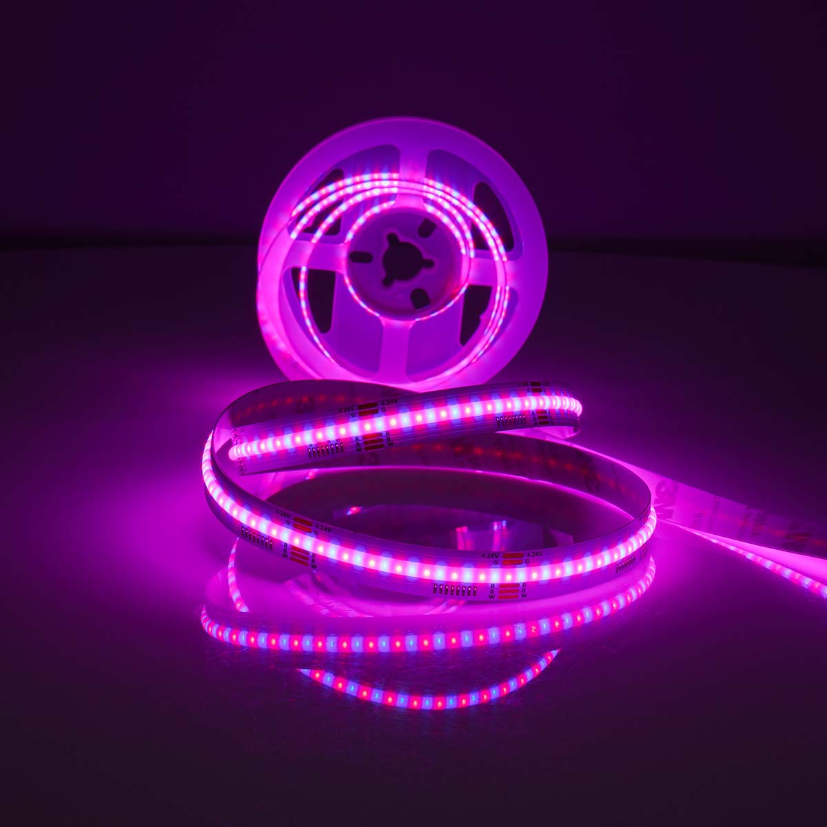 Nahaufnahme einer Rolle lila LED-Streifen, die leuchten.