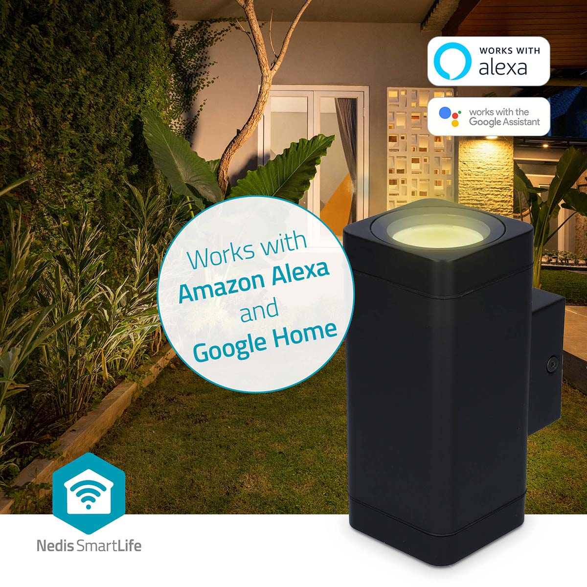 Schwarze Außenleuchte auf grünem Rasen. Funktioniert mit Amazon Alexa und Google Home.