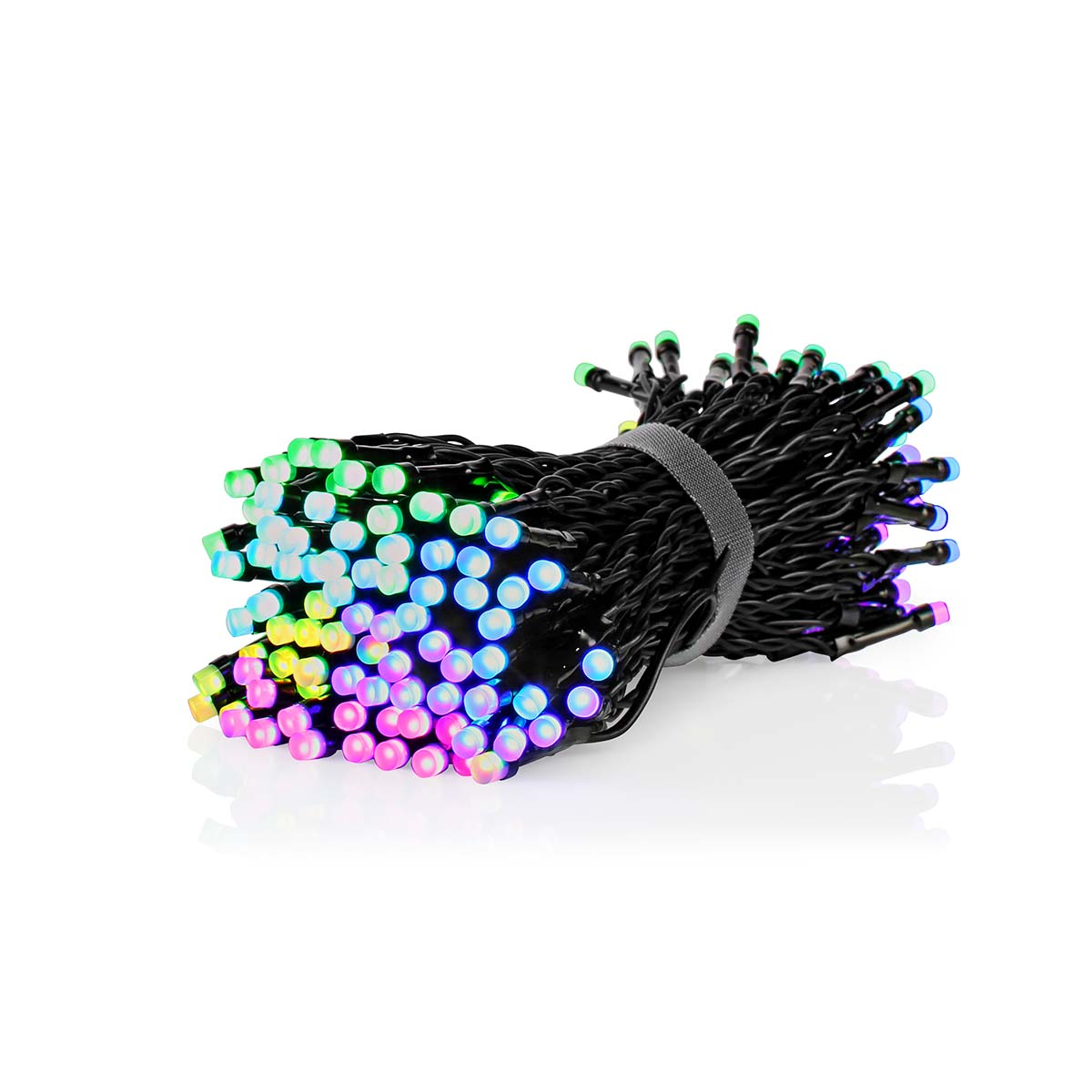 Pęczek wielokolorowych lampek choinkowych na białym tle.