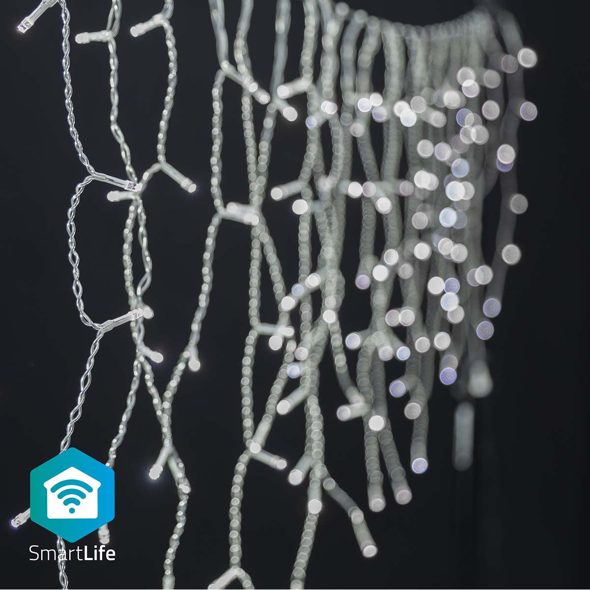 Światła sznurkowe na czarnym tle z logo SmartLife.