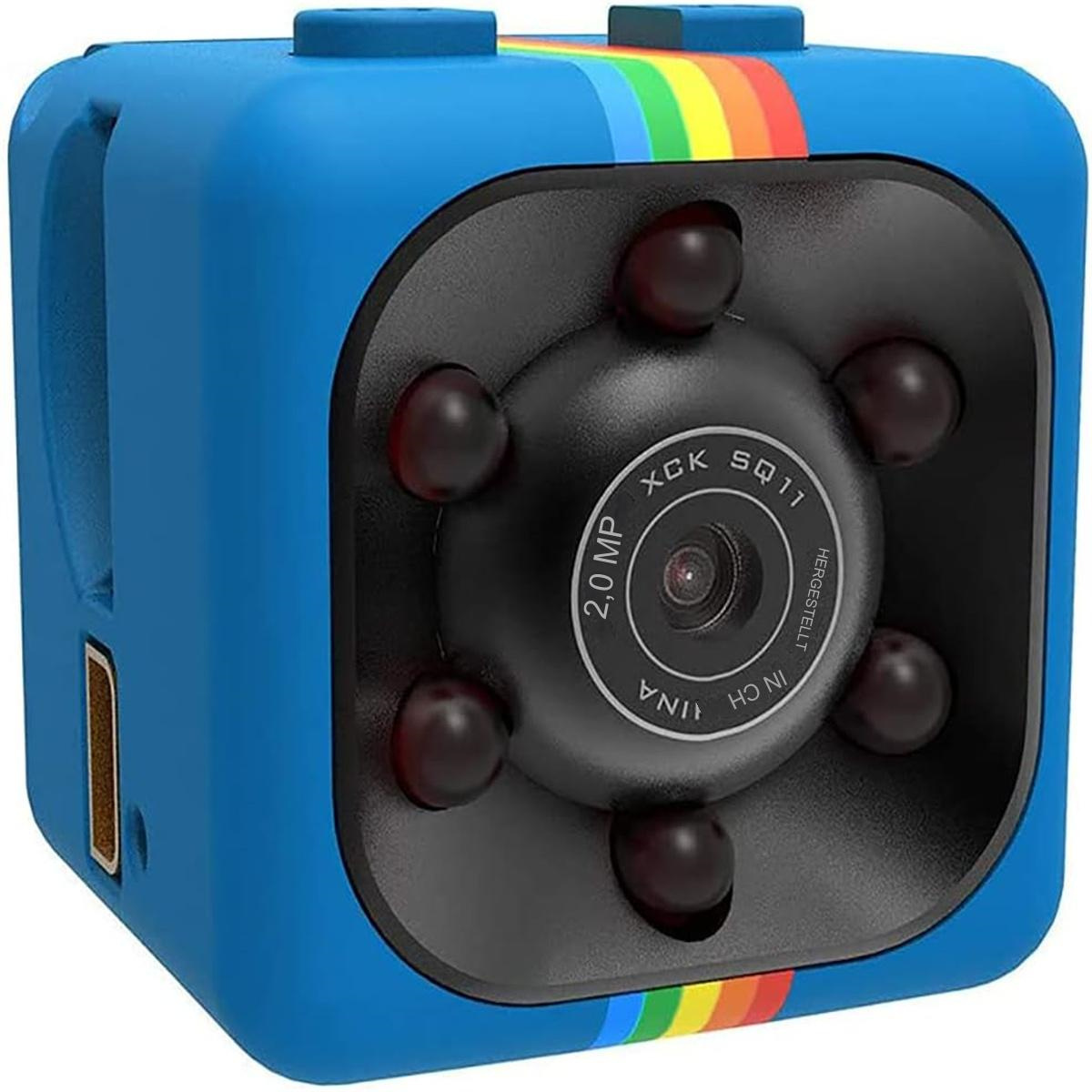 Blaue Würfelkamera mit Regenbogenstreifen. Objektiv in der Mitte, schwarzes Gehäuse.