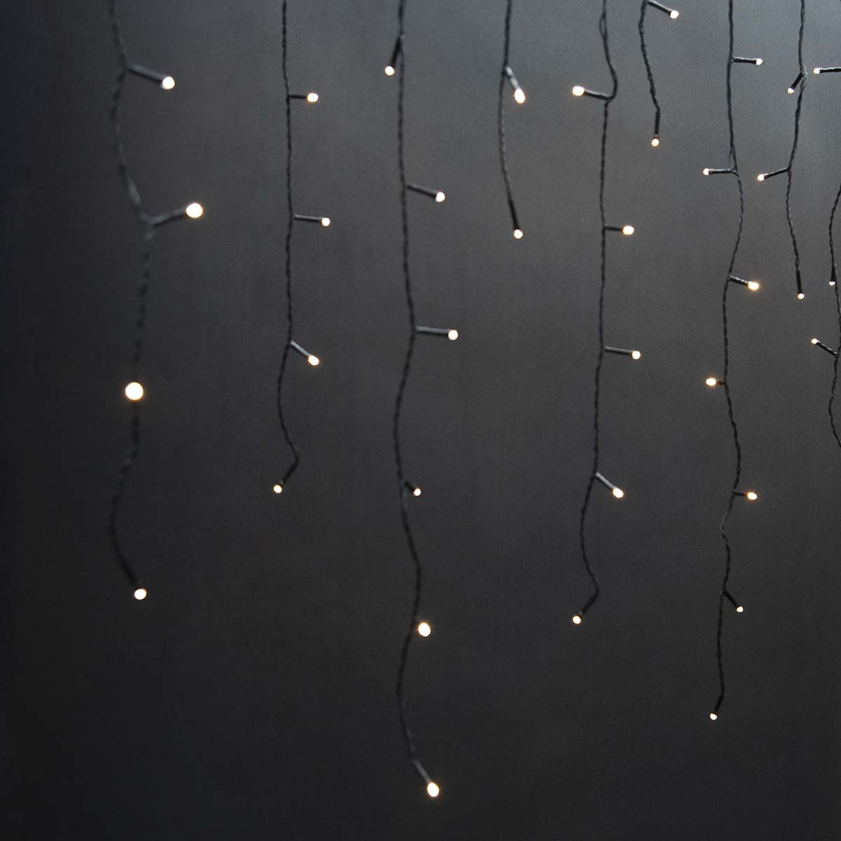Slingers met witte LED's tegen een donkere achtergrond, verticaal hangend.