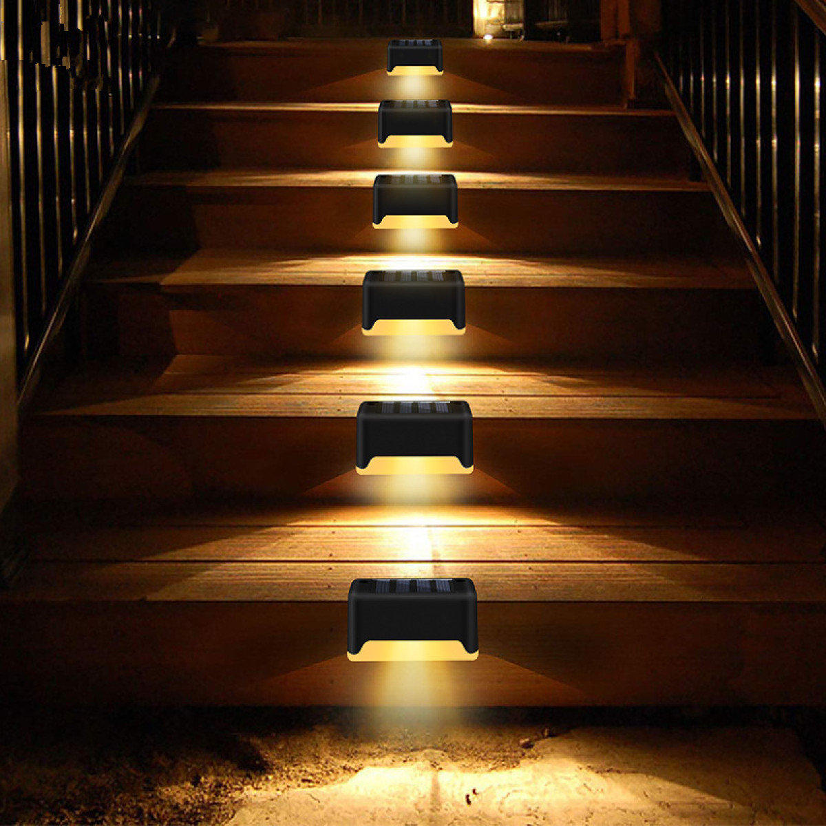 Treppenlichter. Schwarze, rechteckige Lichter auf den Holzstufen einer Treppe installiert.