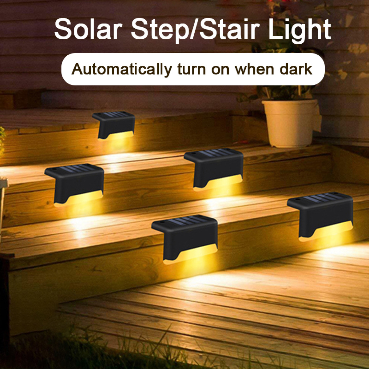 Außentreppen mit Solarleuchten. Die Leuchten sind schwarz, die Treppe ist aus Holz.