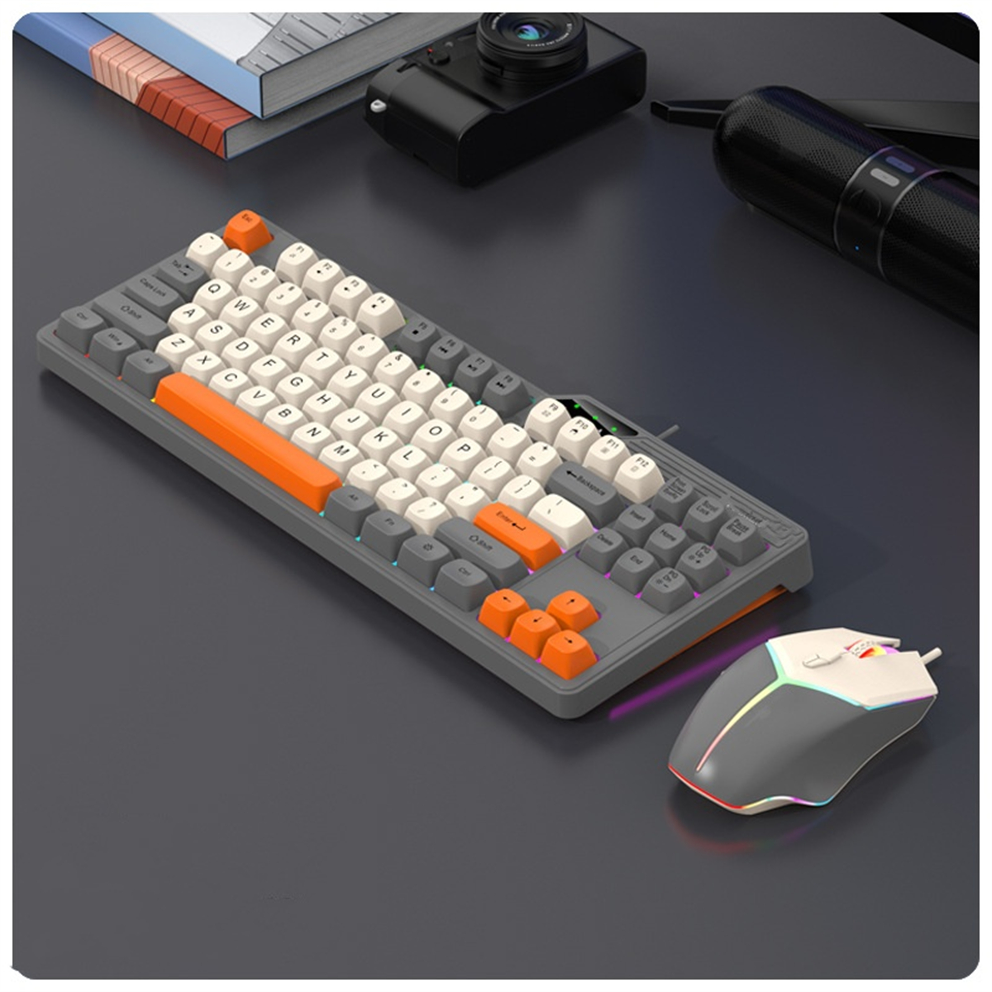 Tastatur und Maus mit orangefarbenem Akzent. Die Tastatur hat weiße Tasten.