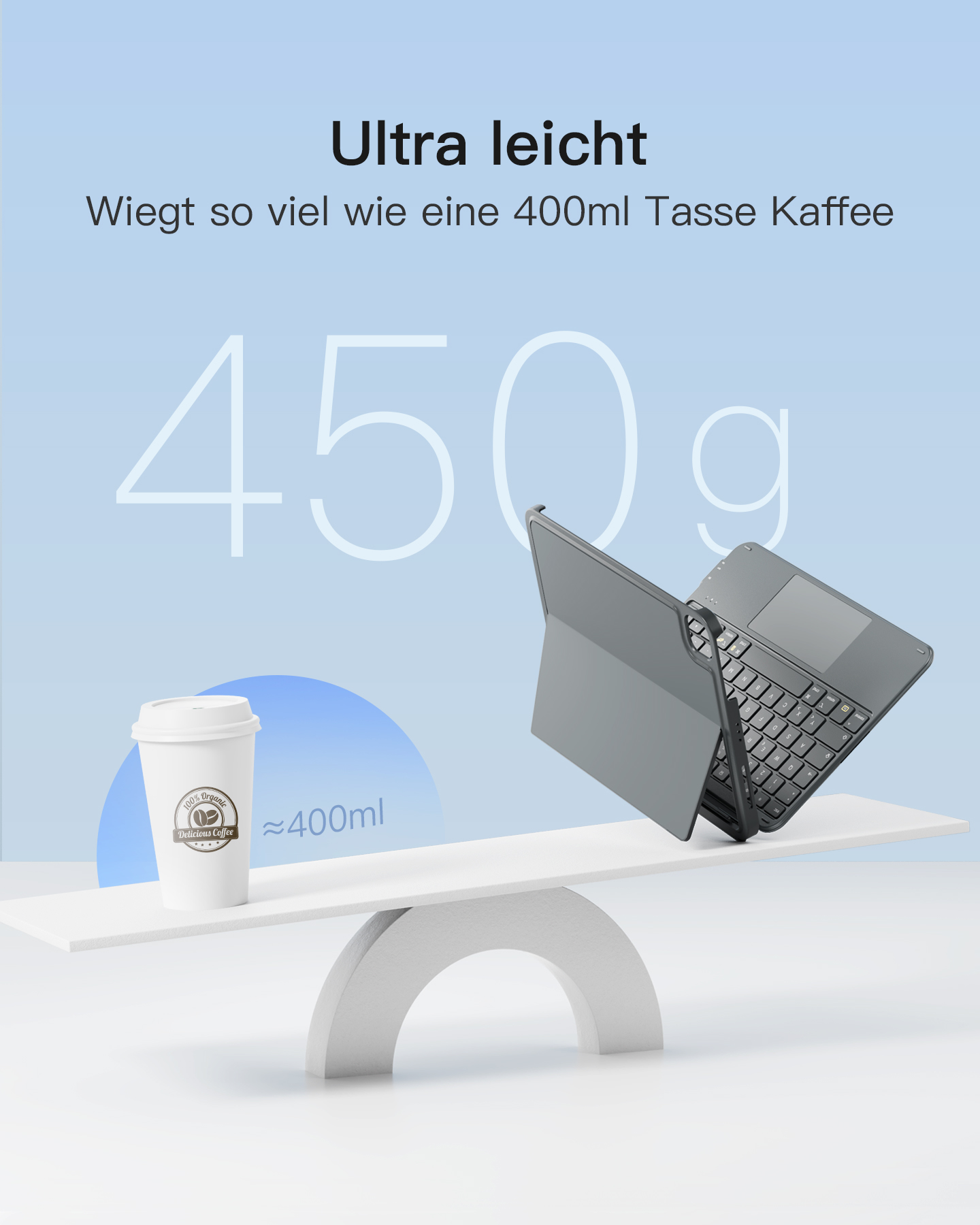 Ein Laptop mit Tastaturabdeckung und eine Kaffeetasse auf einer Waage, die einen Artikel wiegt.