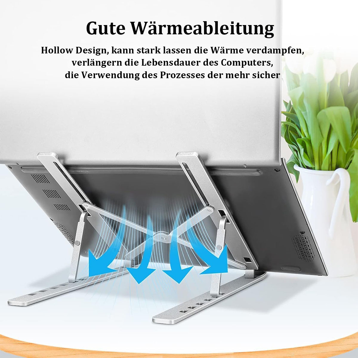 Ein Laptop auf einem silbernen Ständer, mit Pfeilen, die den Luftstrom anzeigen, und eine weiße Kanne im Hintergrund.