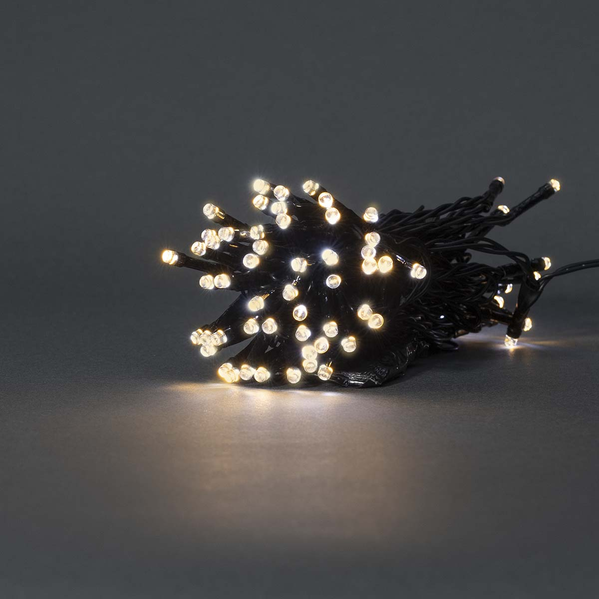 Un gruppo di luci LED bianche calde e luminose su uno sfondo grigio scuro.