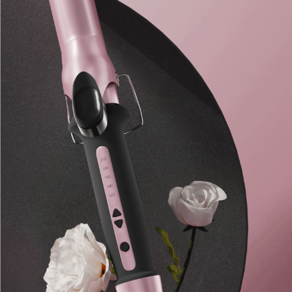 Primo piano di arricciacapelli, nero e rosa. Impostazioni della temperatura visibili. Fiori.