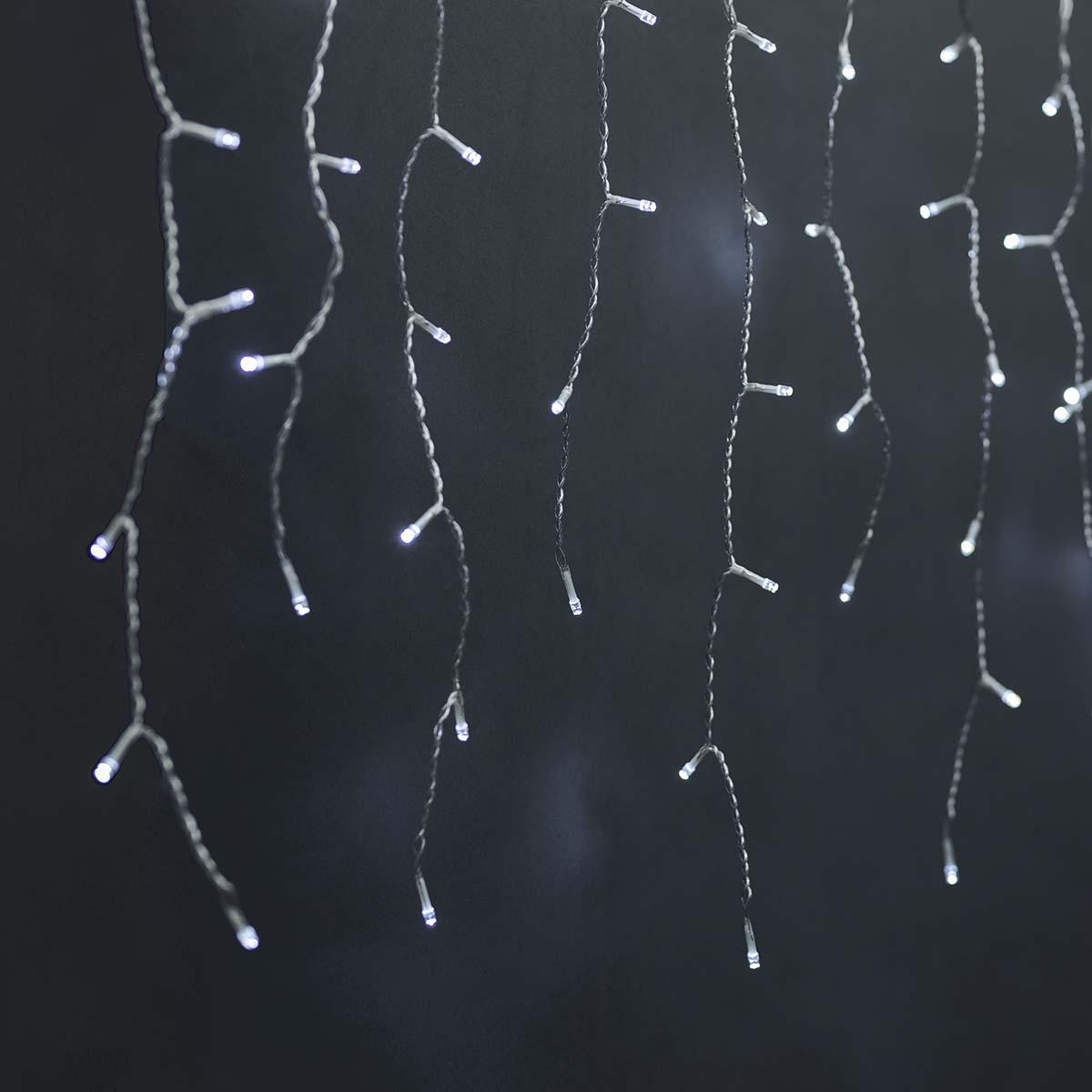 Szereg białych diod LED wiszących na ciemnym tle. Światła są równomiernie rozmieszczone.