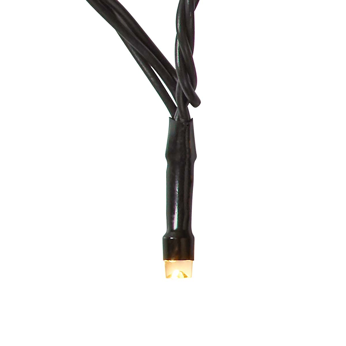 Zbliżenie pojedynczej diody LED na czarnym kablu, na białym tle.