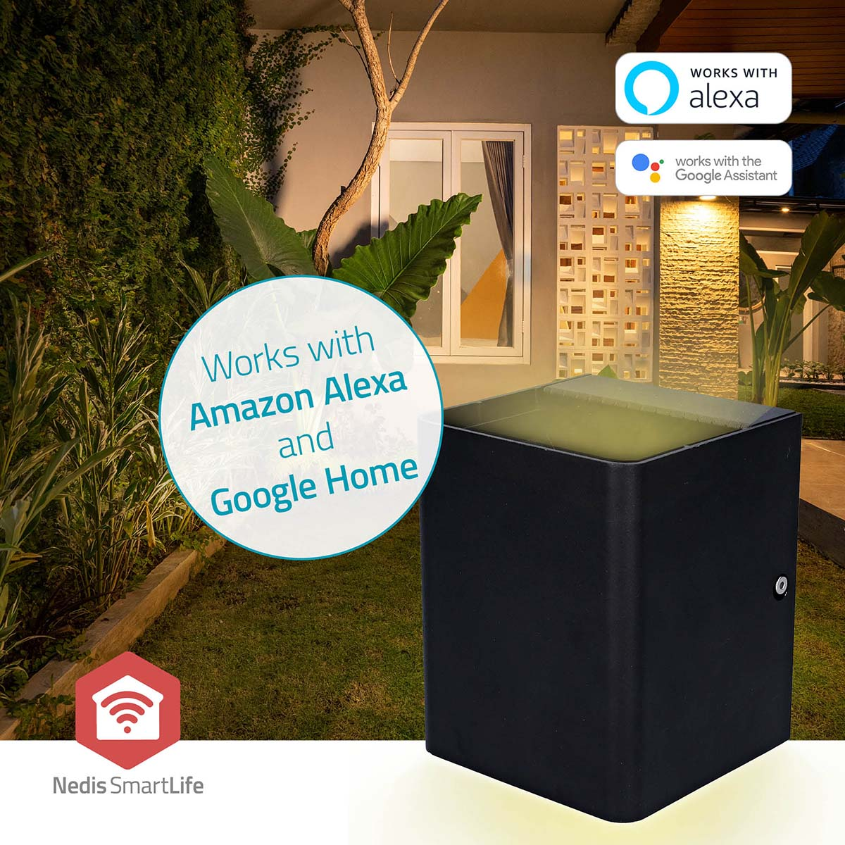 Eine schwarze Außenleuchte. Sie hat eine Würfelform mit einem nach unten scheinenden Licht. Der Text lautet 'Works with Amazon Alexa'.