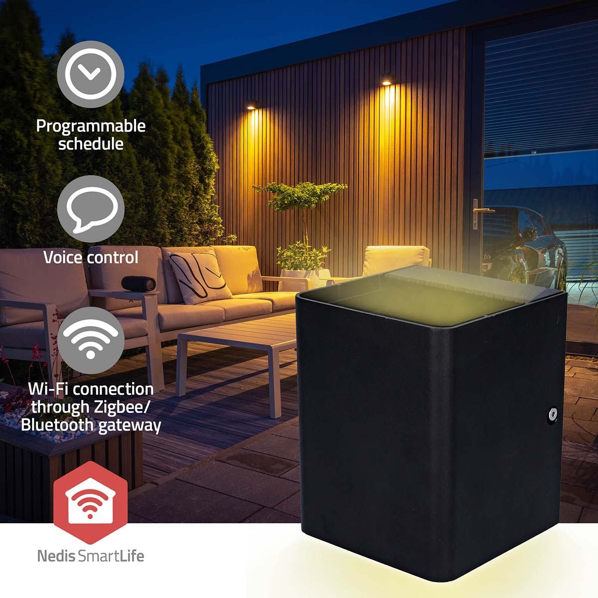 Schwarze Außenleuchte an einer Wand mit Smart-Home-Funktionen. Zeigt ein WLAN-Symbol.