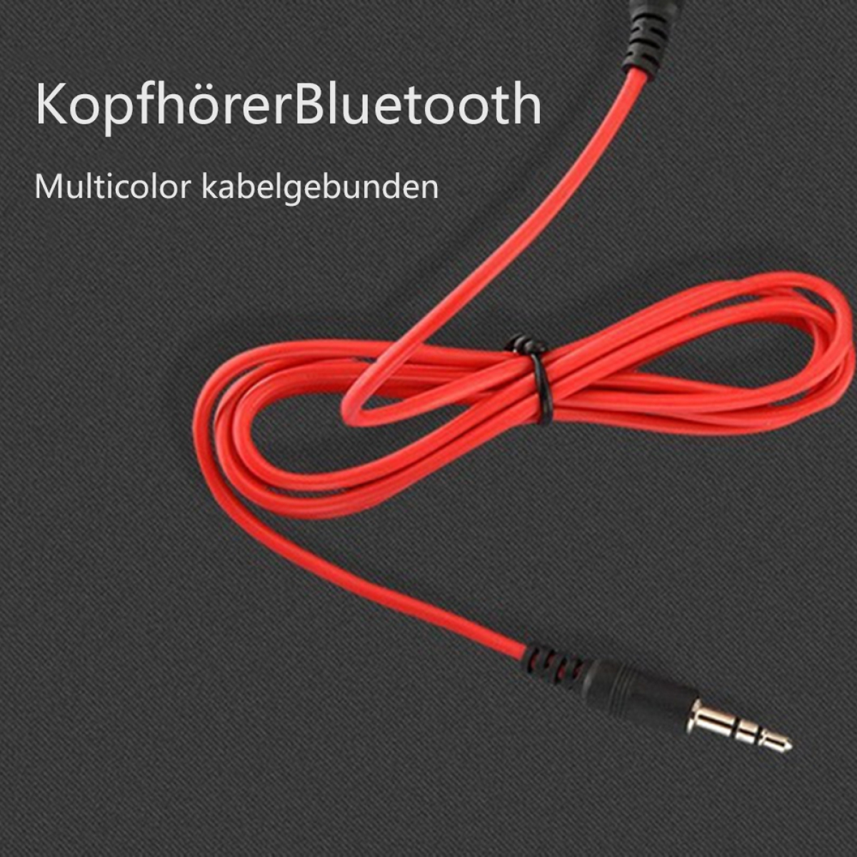 Rotes Kopfhörerkabel mit schwarzem Stecker. Das Kabel ist aufgerollt. Der Hintergrund ist dunkelgrau.