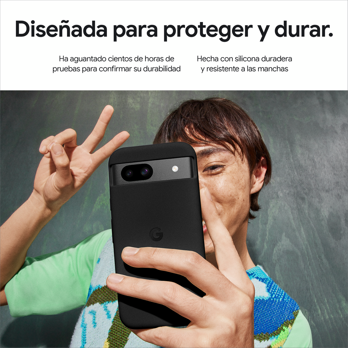 Una persona sosteniendo un teléfono en una funda negra. El teléfono se está tomando una selfie. Hay texto.