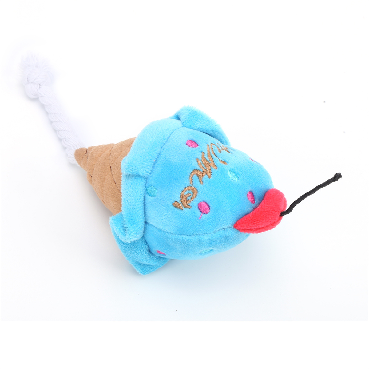 Ein blaues Plüsch-Eistüten-Spielzeug mit einer rosa Kirsche auf weißem Hintergrund.