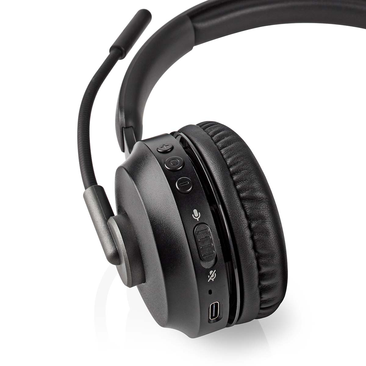 Schwarzes Headset mit Mikrofon, Bedienelementen und Ladeanschluss. Ohrmuschel mit Polsterung.