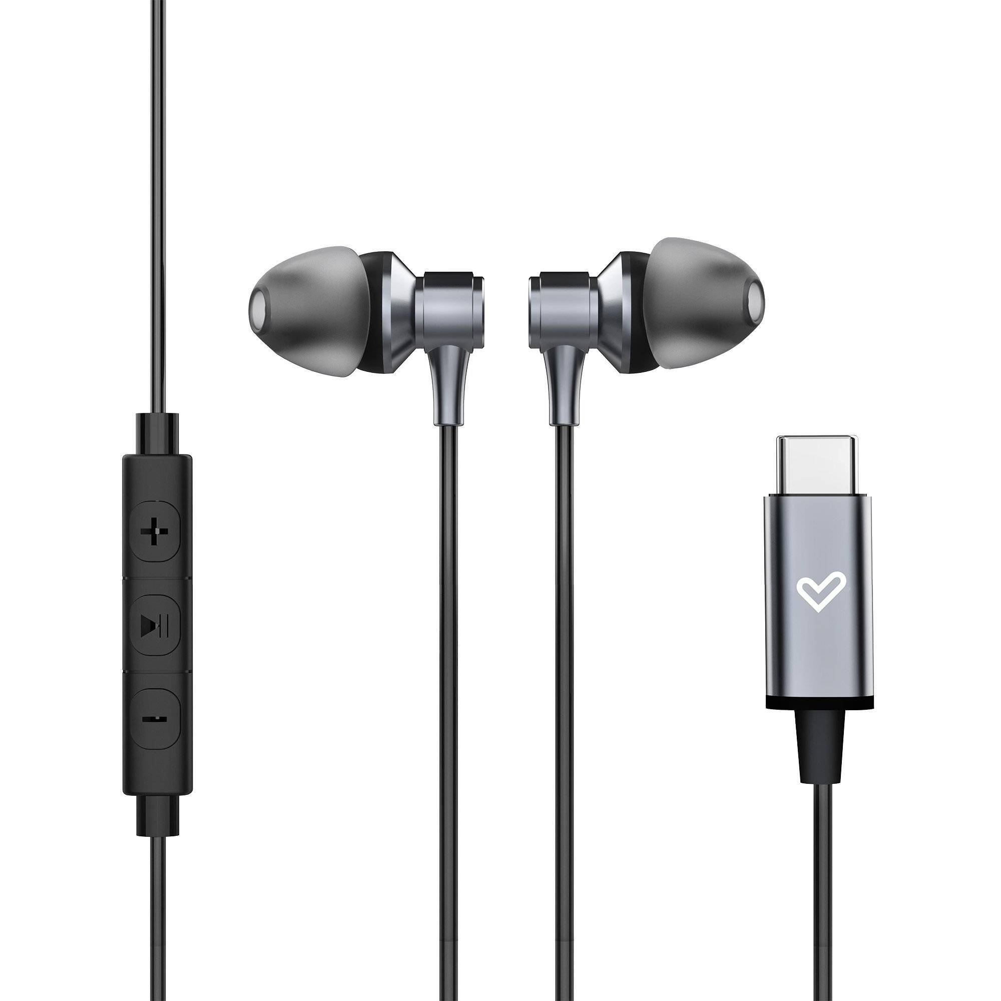 Auriculares con conector USB-C y un módulo de control. El fondo es blanco.