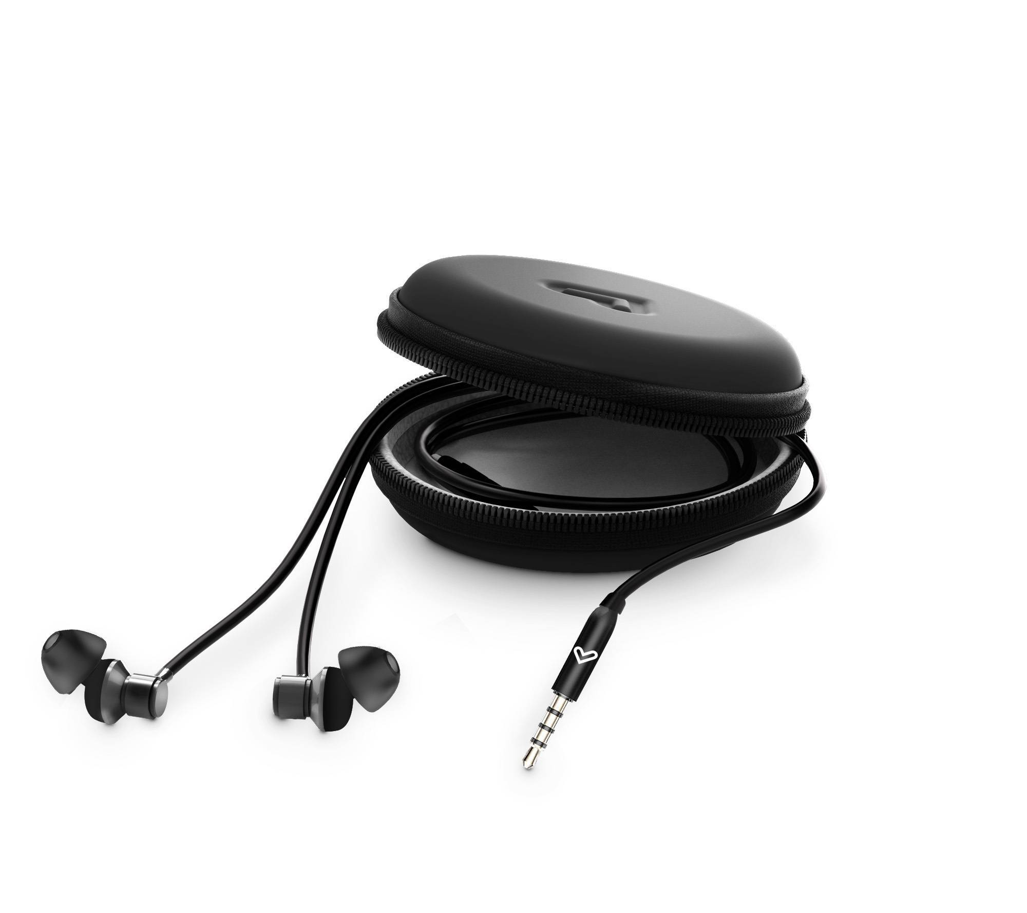 Schwarze Kopfhörer mit schwarzem Etui und weißem Hintergrund. Die Kopfhörer sind mit einem Stecker verbunden.