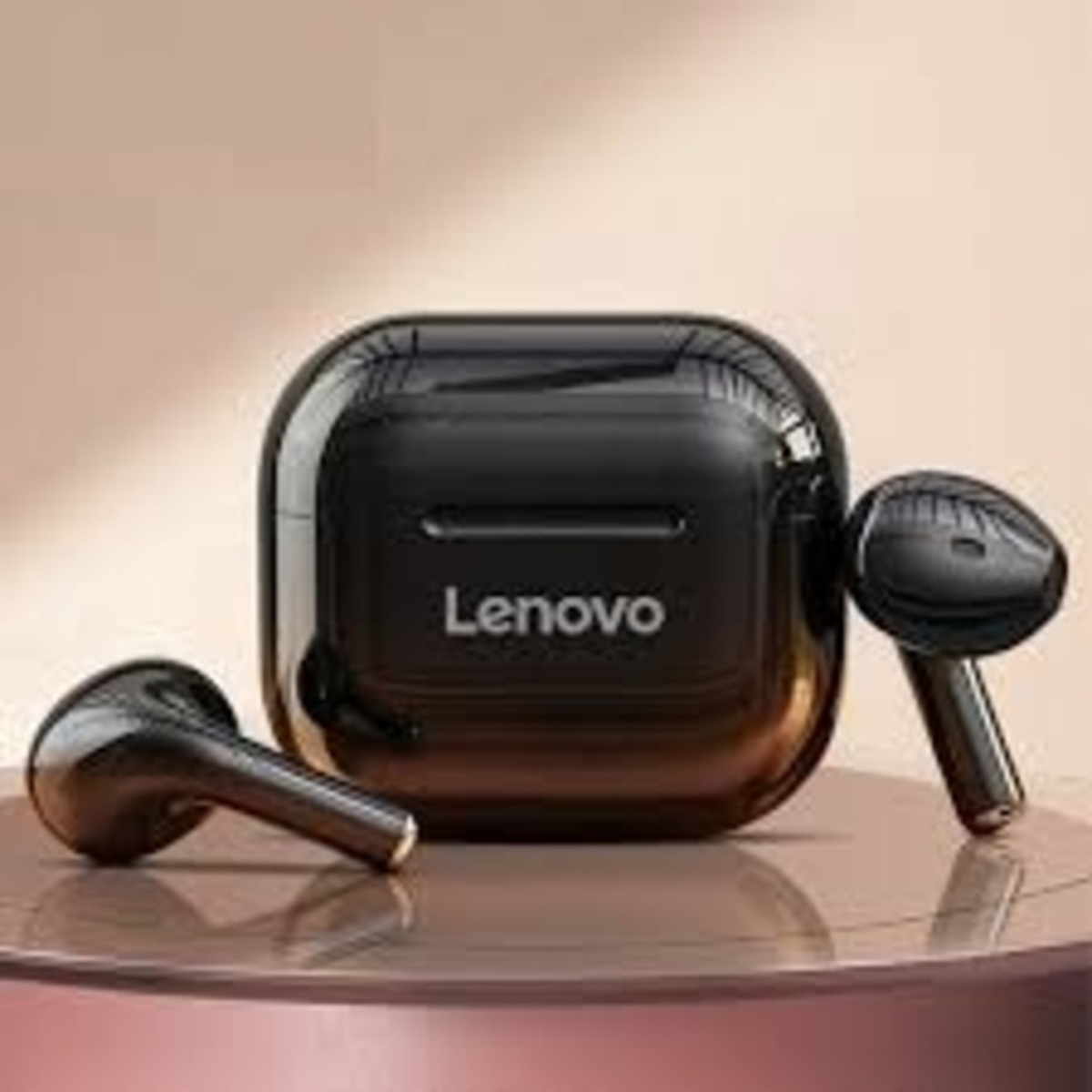 Auriculares inalámbricos Lenovo negros y estuche de carga sobre una superficie reflectante.