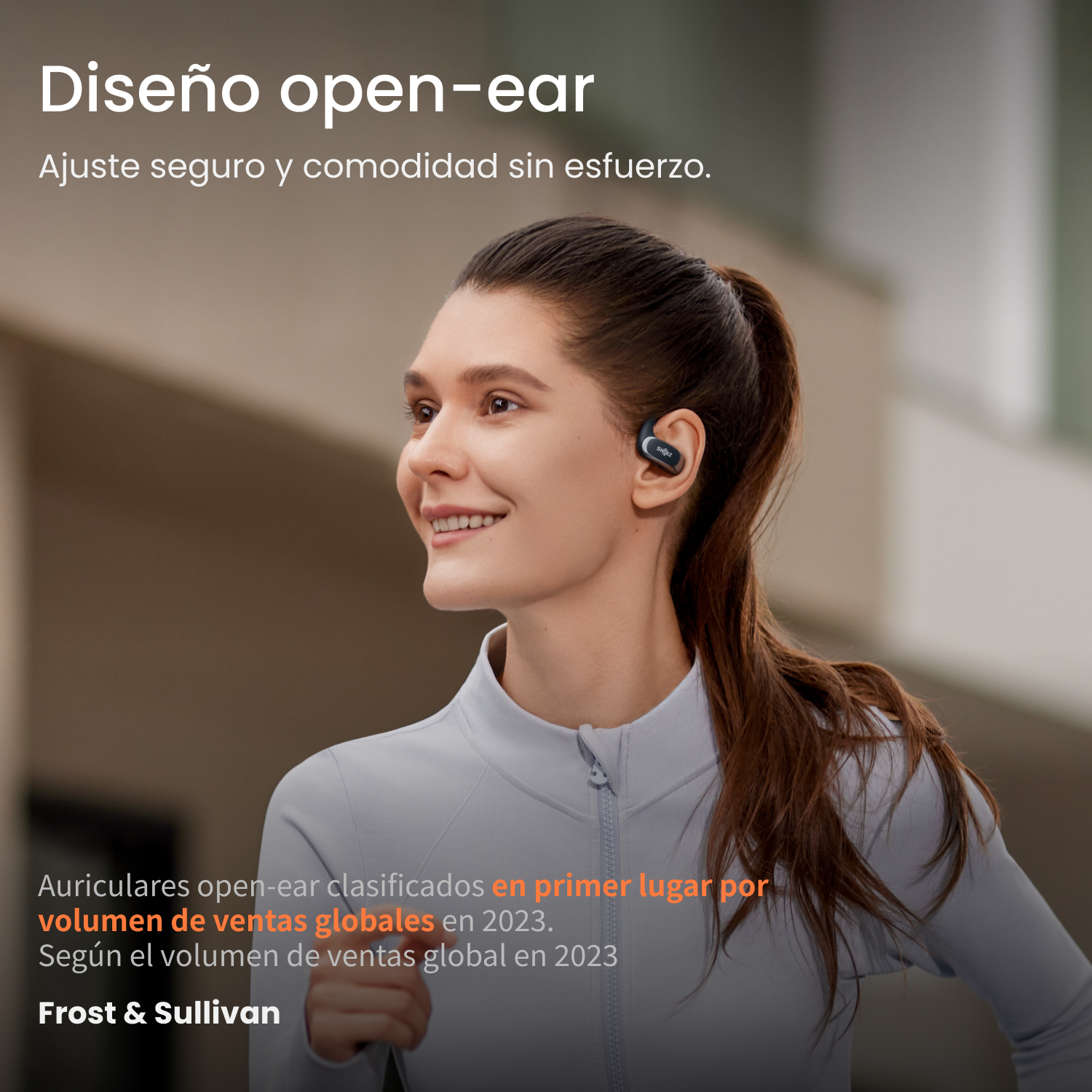 Kobieta nosząca słuchawki douszne, z tekstem o słuchawkach otwartych na ucho i światowym rankingu sprzedaży.