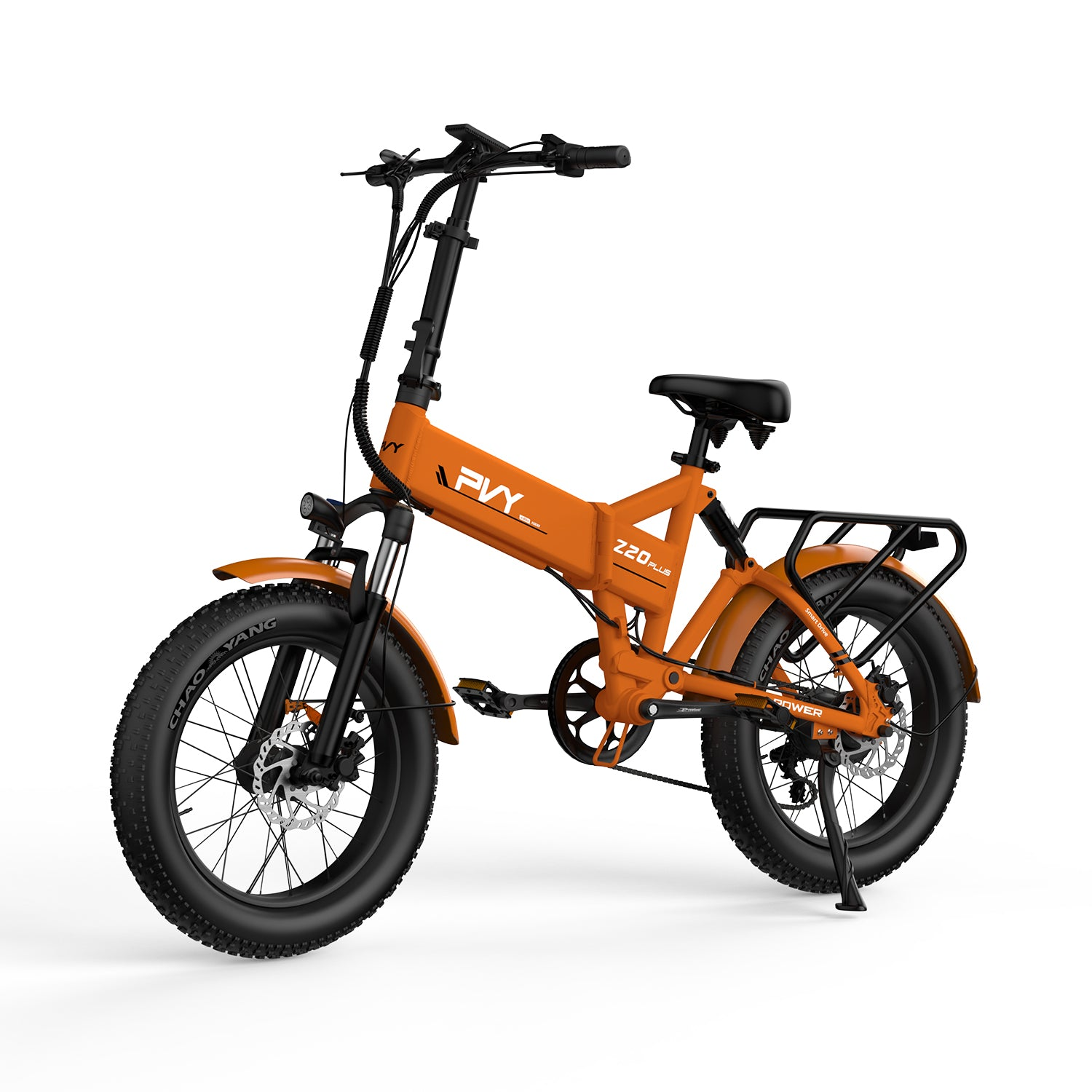 Oranges Elektrofahrrad mit schwarzen Reifen. Das Fahrrad steht vor weißem Hintergrund.