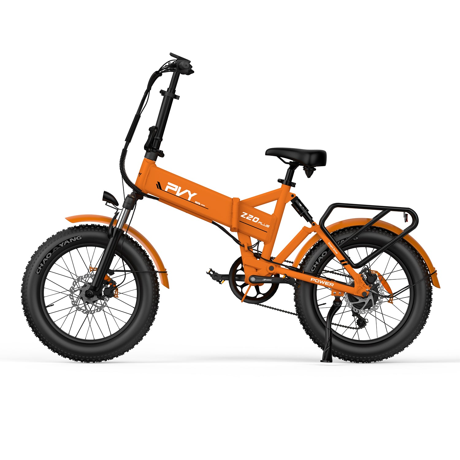 Oranges Elektrofahrrad. Schwarze Reifen und Sitz. Weißer Hintergrund. Das Fahrrad hat den Markennamen PVY, Z20 Plus.