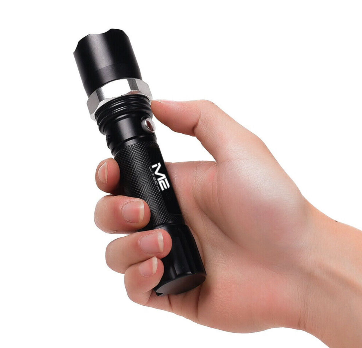 Eine schwarze Taschenlampe wird in einer Hand vor weißem Hintergrund gehalten. Die Taschenlampe hat einen silbernen Ring.