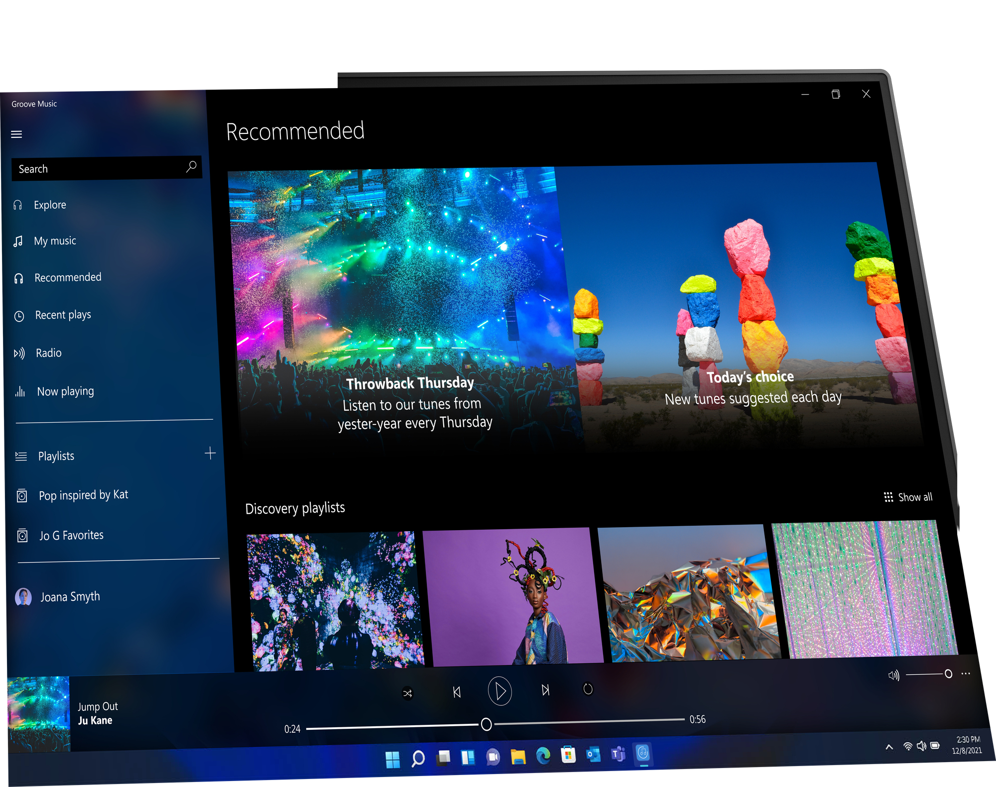 Un écran d'ordinateur portable affiche l'interface d'une application de streaming musical, avec des playlists.