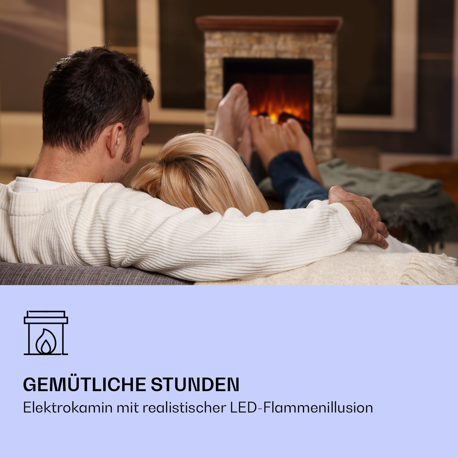 Ein Paar, Rücken zur Kamera, kuschelt vor einem Kamin.