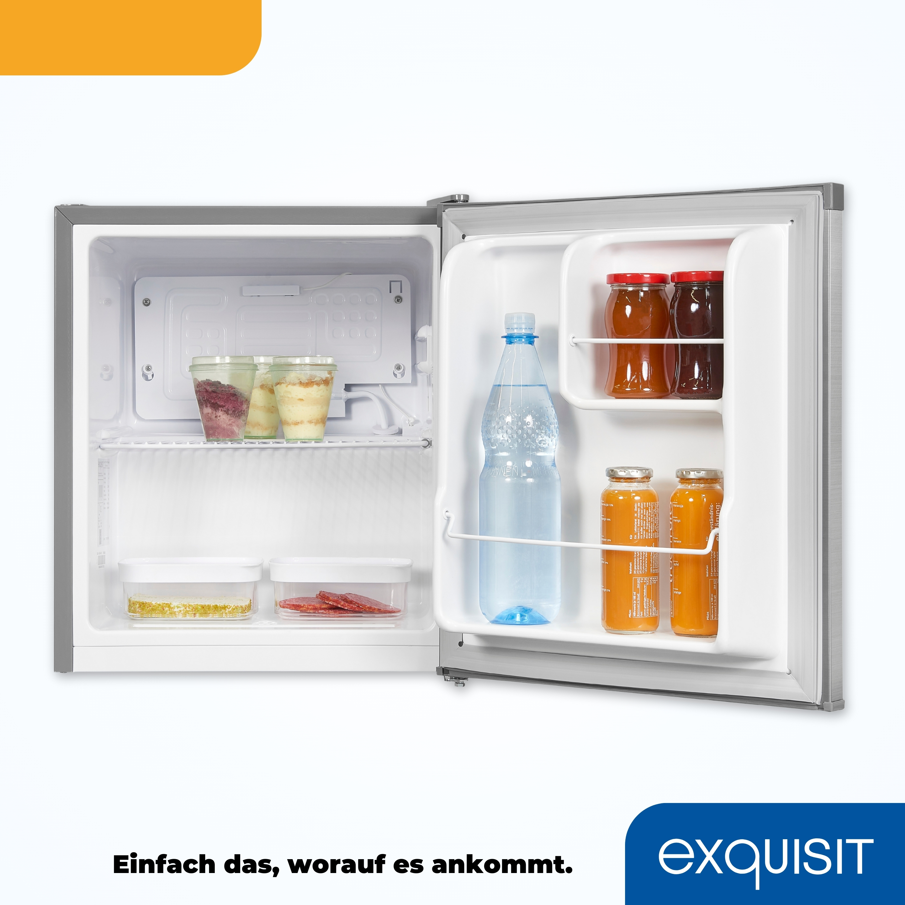 Minikühlschrank mit offener Tür, mit Wasserflasche, Säften und Desserts. Weiß und grau.