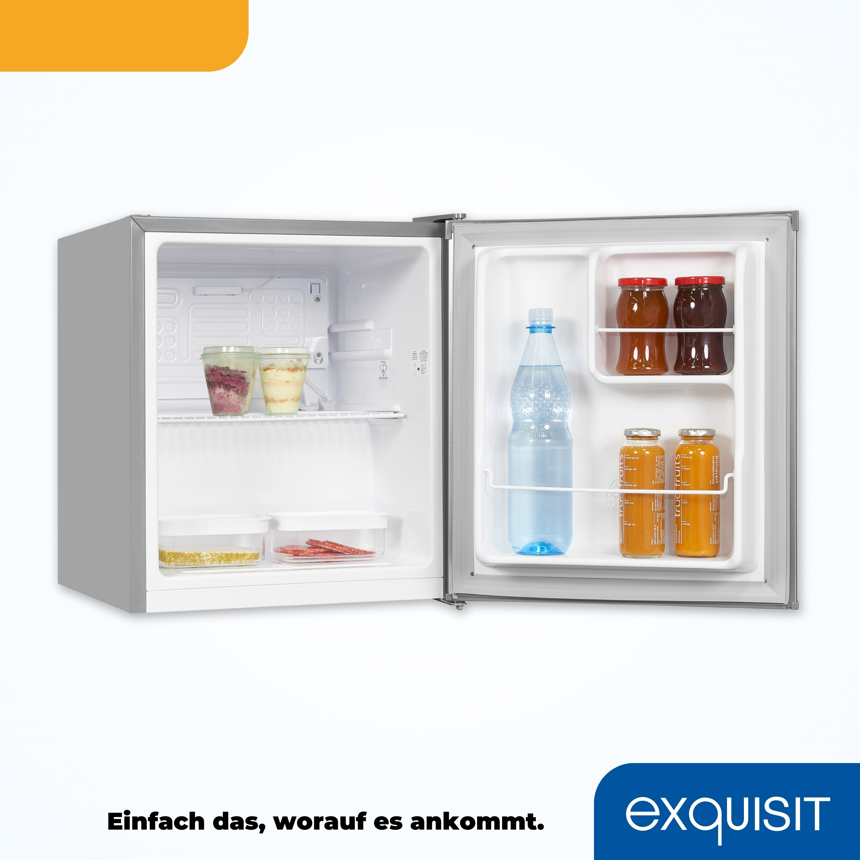 Minikühlschrank offen, Inhalt: Wasserflasche, Getränke und Essen. Weißer Hintergrund.