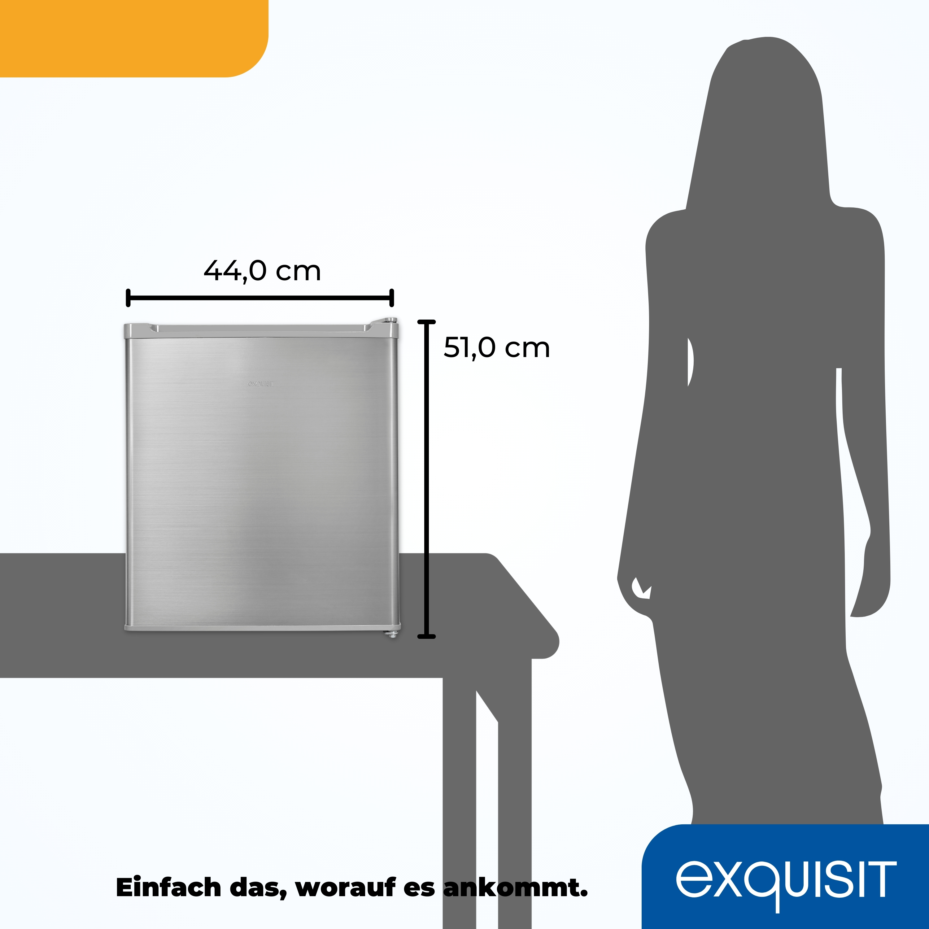 Ein silberner Mini-Kühlschrank auf einem Tisch, daneben eine Frauensilhouette. Text: 'exquisit'.