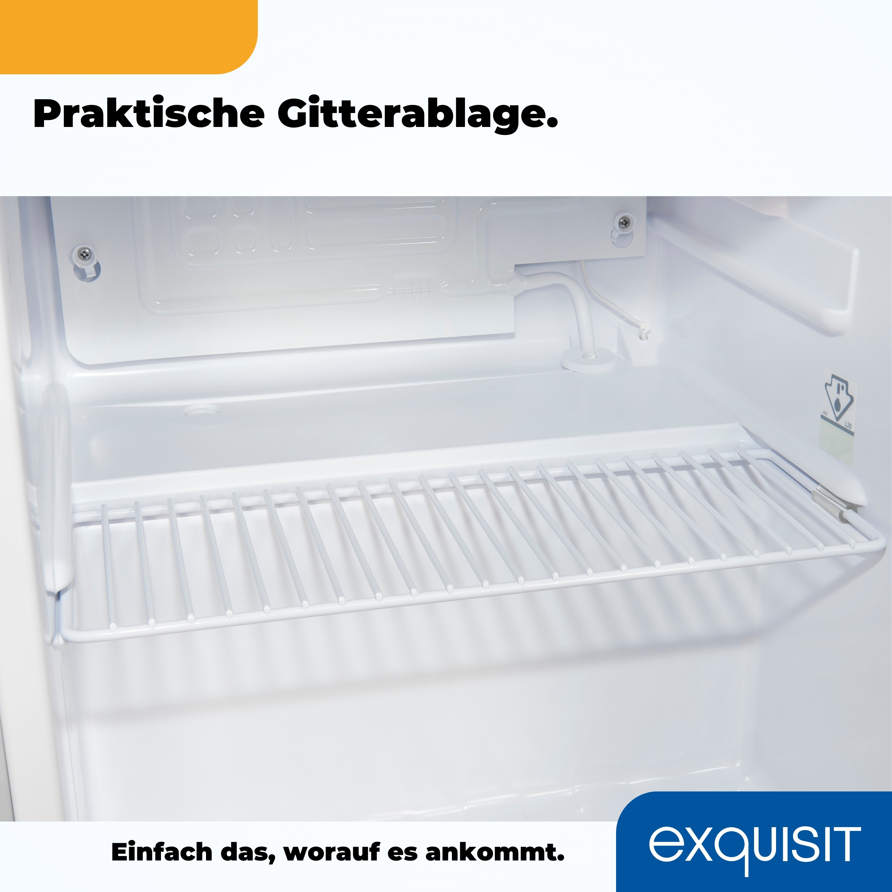 Im Inneren eines weißen Kühlschranks ist ein Drahtregal zu sehen. Der Innenraum ist hell und sauber.