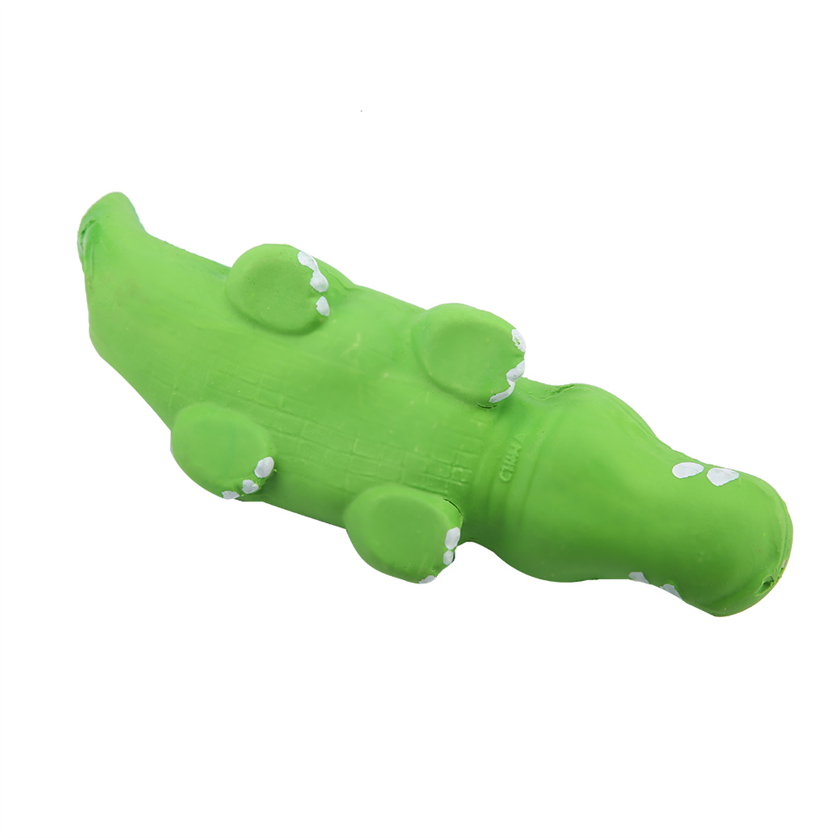 Ein grünes Alligator-Spielzeug auf weißem Grund, auf dem Rücken liegend.