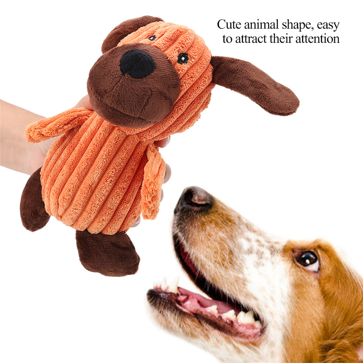 Eine Hand hält ein orangefarbenes Hundespielzeug. Das Gesicht eines Hundes mit offenem Maul im Vordergrund.