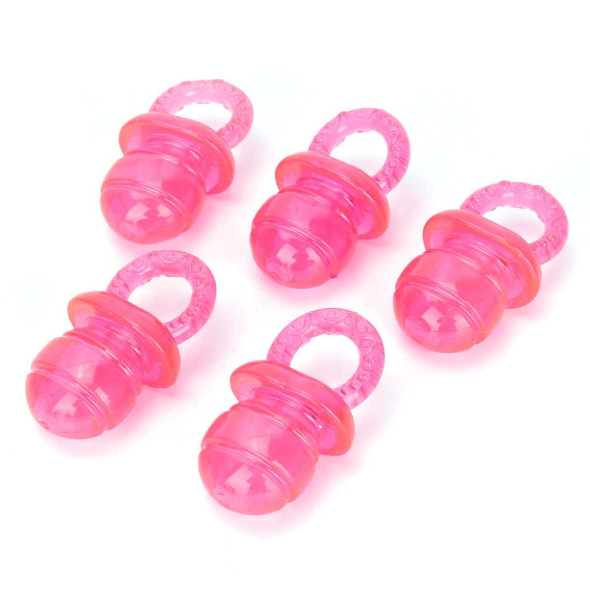 Fünf rosa Schnuller-Spielzeuge, jeweils mit einem Ringgriff. Sie befinden sich auf einer weißen Oberfläche, der Hintergrund ist weiß.