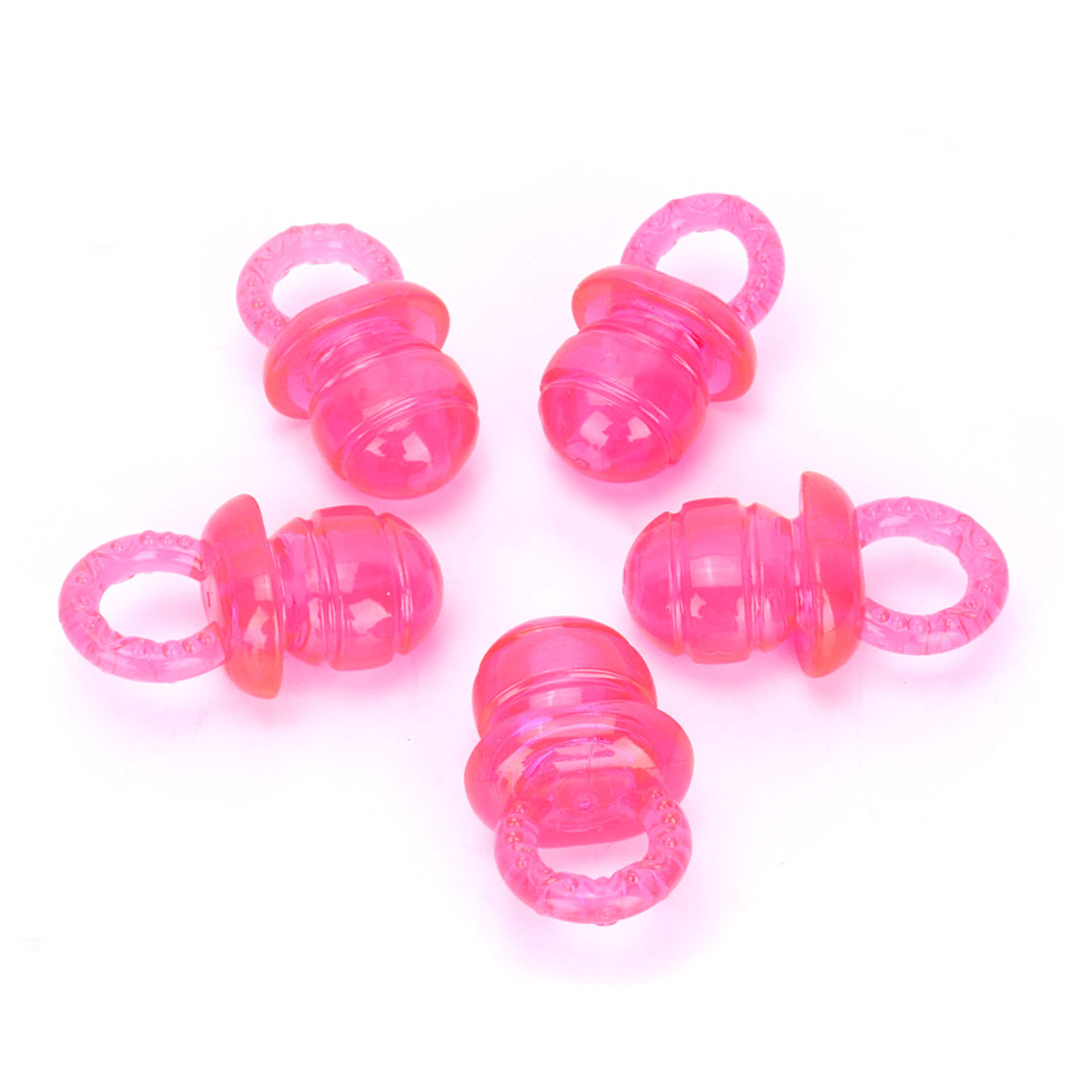 Fünf rosa Schnuller-Spielzeuge auf einer weißen Oberfläche.
