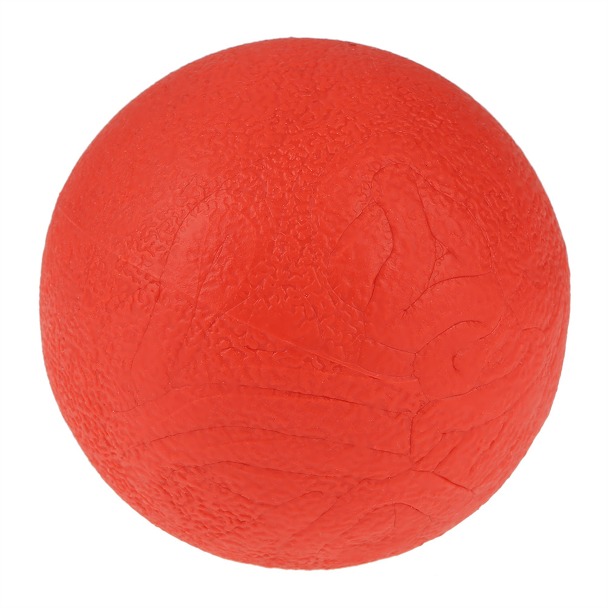 Ein roter Gummiball mit strukturierter Oberfläche und Rissen auf weißem Hintergrund.